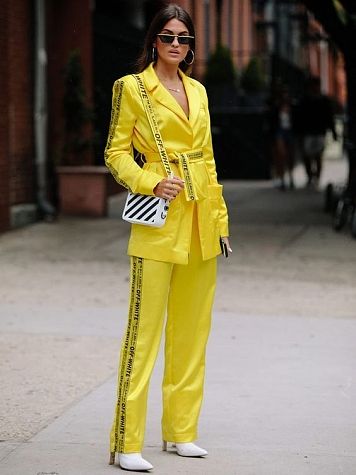 Кольоровий однотонний костюм - головний тренд сезону